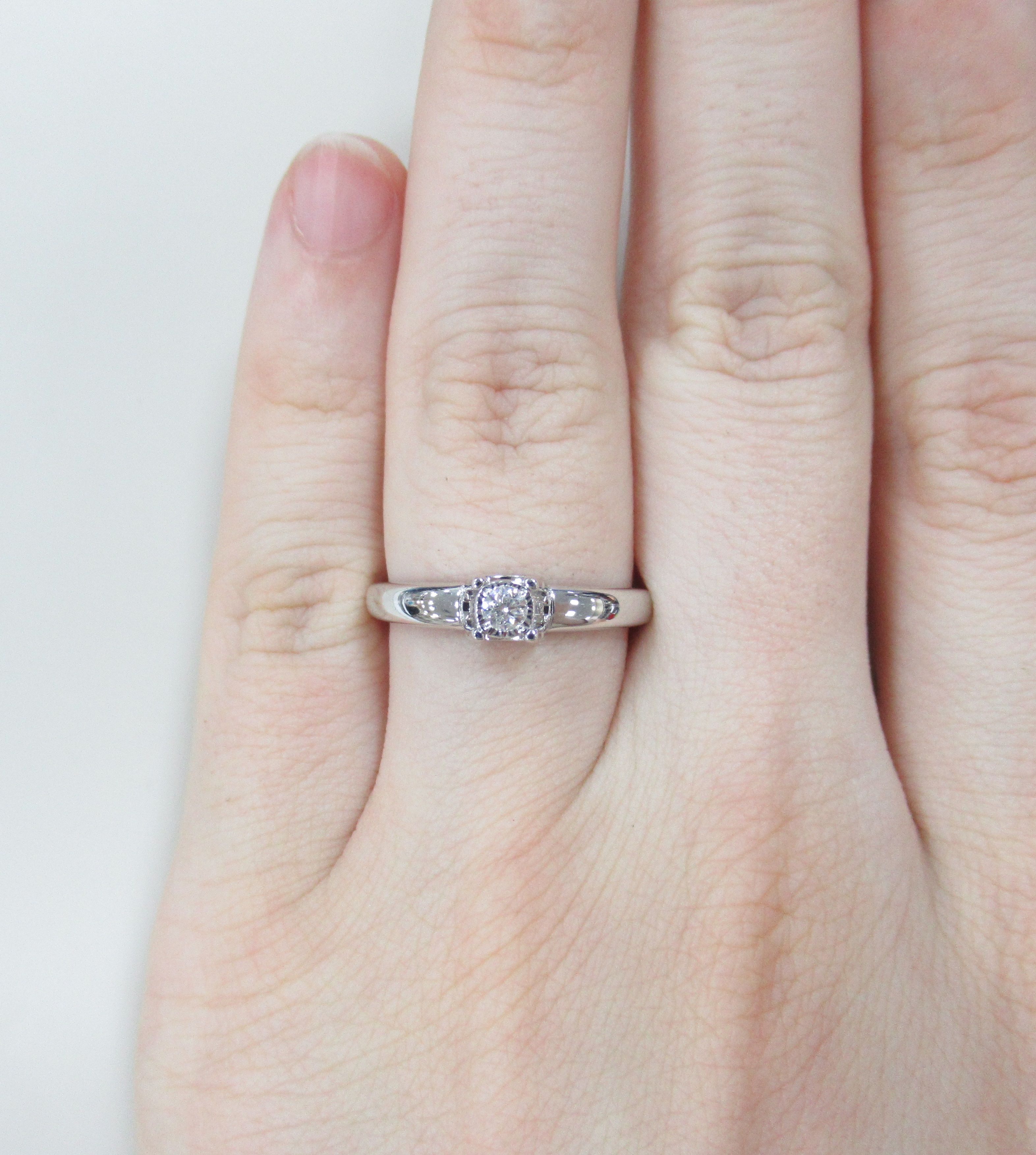 Кольцо из белого золота с бриллиантом